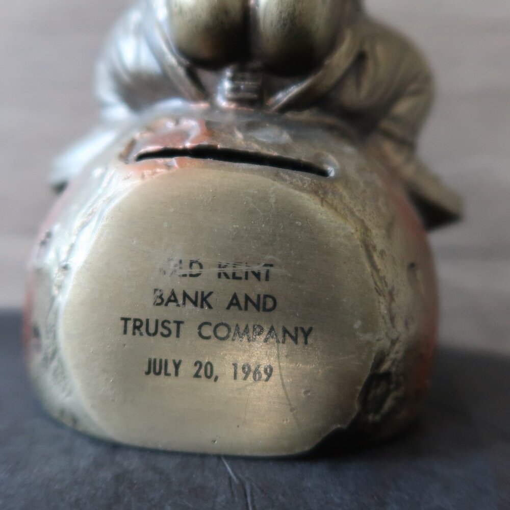 Vintage Astronaut Cast Metal Coin Bank "Man Sit and Wave on the Moon" July 1969 - Picture 9 of 12